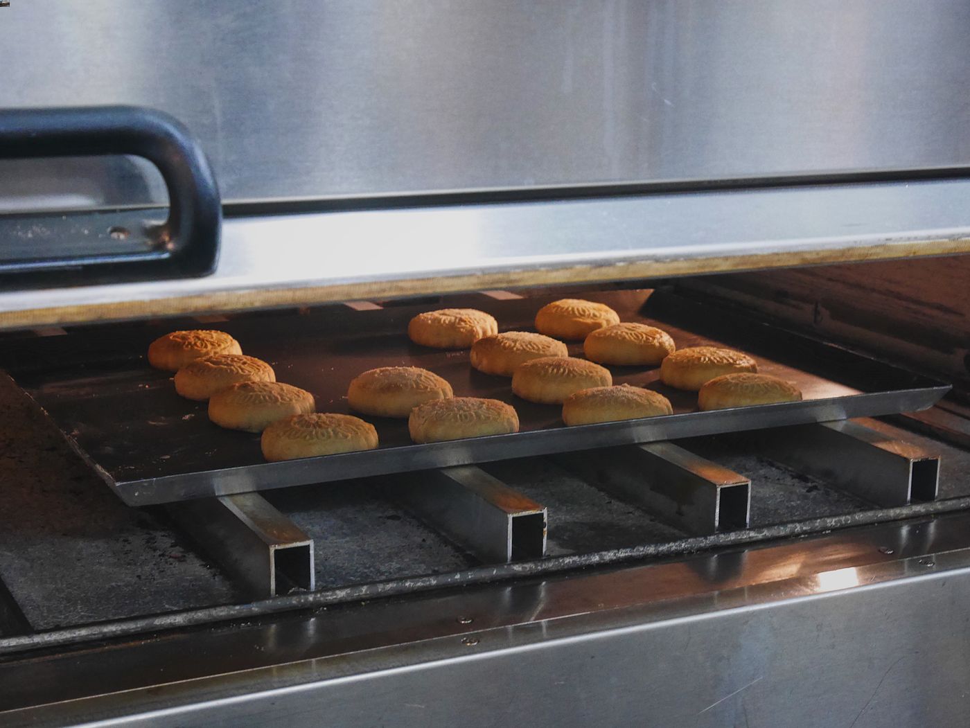 Baking the Hainanese pastries in the oven, 2021 (Source: Alyssa)