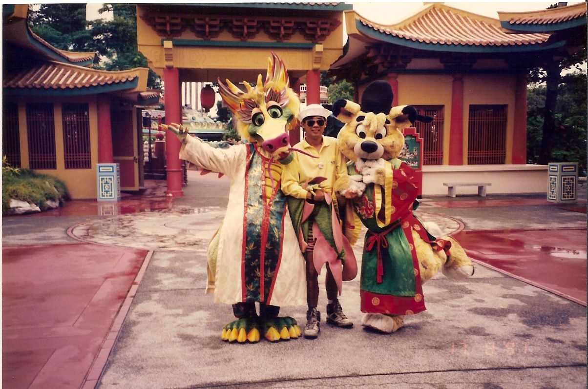 Dongnan (centre) with mascots Lee Ming (right) and Da Long (left). Cast members often visited the park even during their off-days, 1991 (Image Credit: Dongnan Zheng)