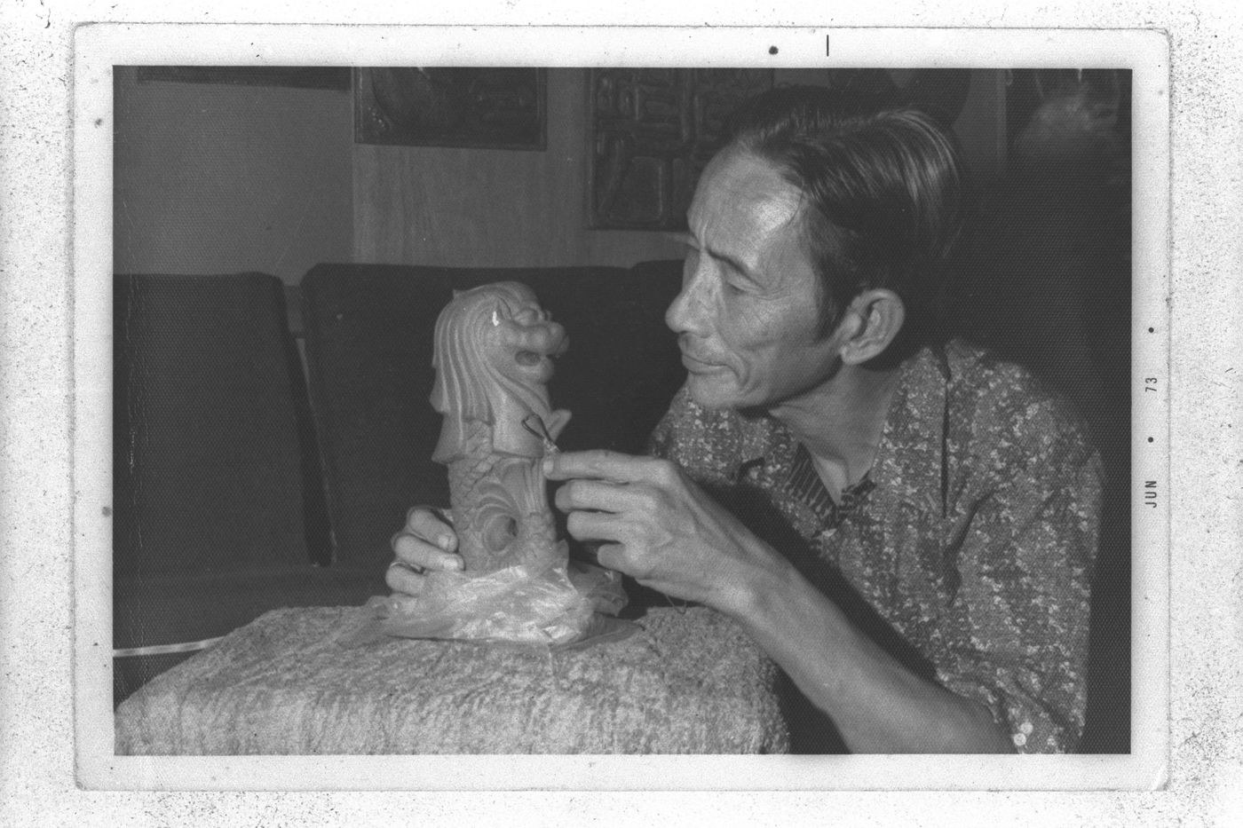 Mr Lim sculpting a miniature Merlion statue.</br>1972, Lim Nang Seng
