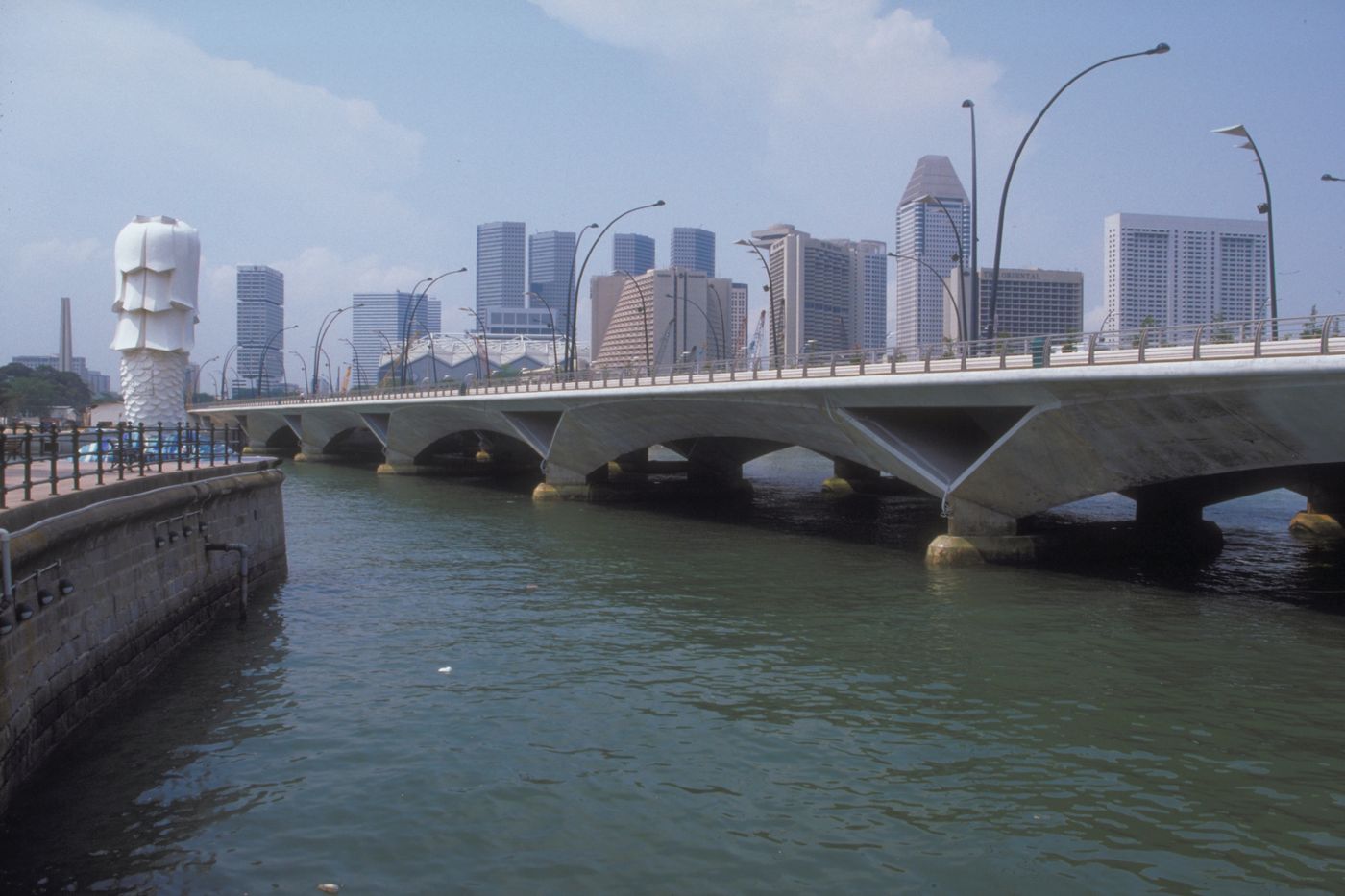 Views of the Merlion Statue from the waterfront were blocked by the newly built Esplanade Bridge.
</br>1997, Ministry of Information and the Arts (MITA)