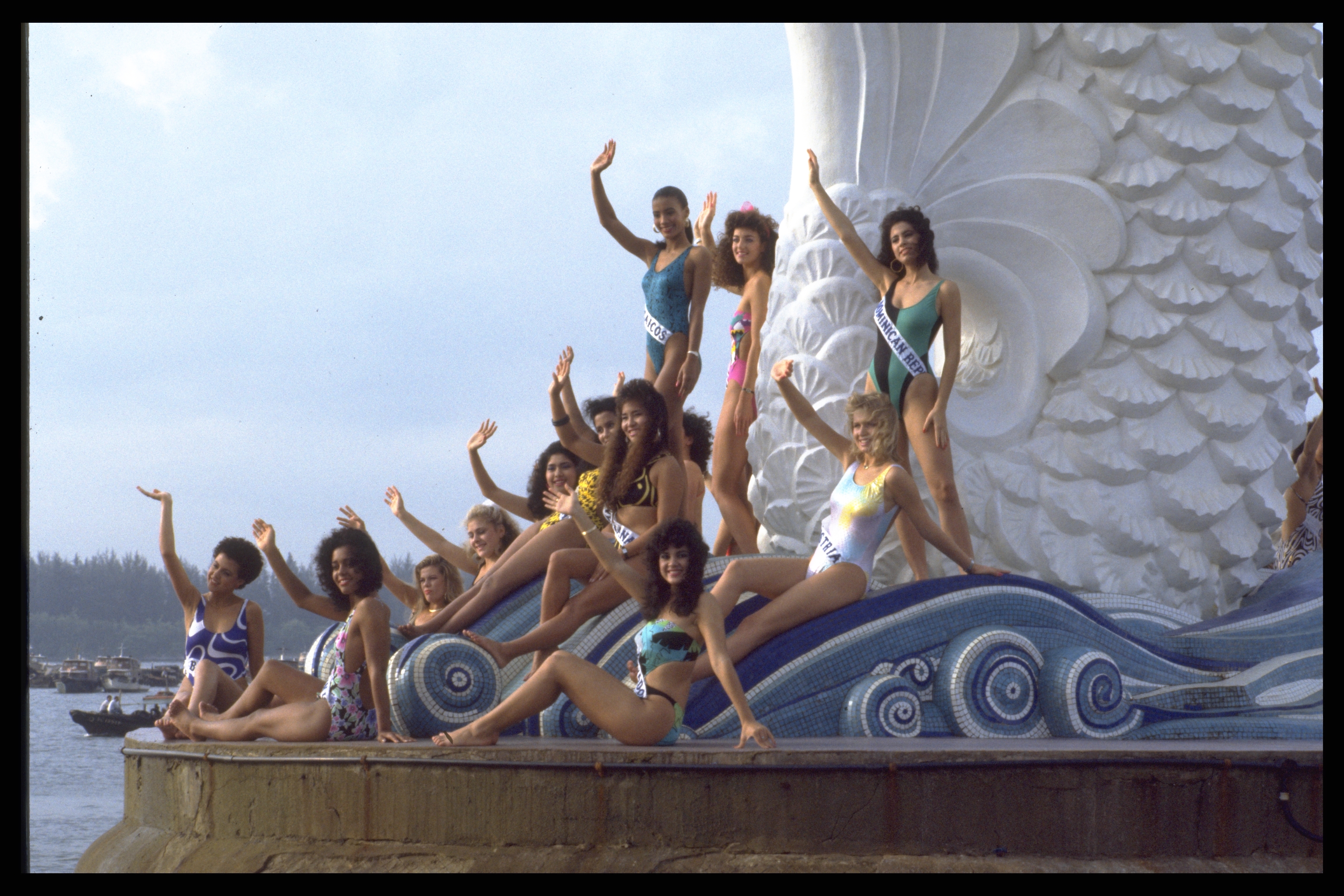 Miss Universe 1987 contestants with the Merlion</br>1987, MITA